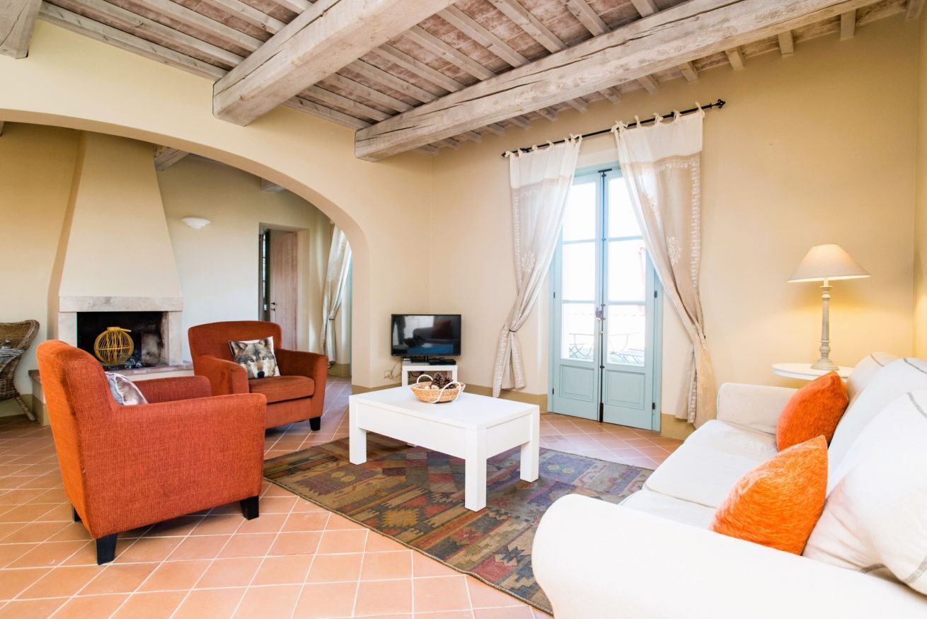 Televisie, een open haard en een dvd-speler