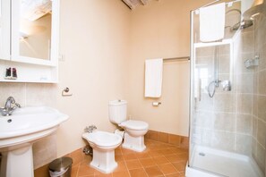 Kylpyamme, hiustenkuivaaja, bidee, pyyhkeet