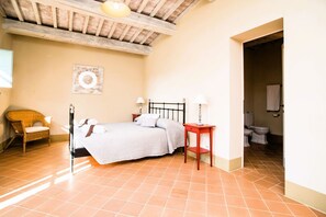 2 makuuhuonetta, silitysrauta/-lauta, Wi-Fi, vuodevaatteet