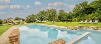 Elegant ground floor apartment of 92 m2, composed of a large living room with fireplace, kitchen complete with dishwasher, microwave oven, electric oven, coffee machine, kettle, fridge and freezer, internal and external dining area, a double bedroom with