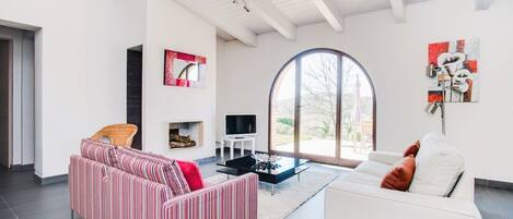 Televisio, takka, DVD-soitin