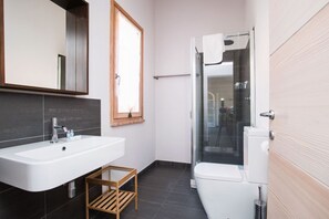 Bathtub, hair dryer, bidet, towels