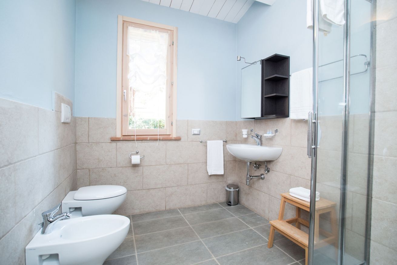 Baignoire, sèche-cheveux, bidet, serviettes fournies