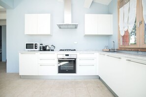 Fridge, microwave, oven, stovetop - Elegant and spacious two-storey villa of 156 m2 consisting of a large living room, kitchen complete with dishwasher, microwave oven, electric oven, coffee machine, kettle, fridge and freezer.Indoor and outdoor dining area, two double bedrooms with privat (Provincia di Siena)