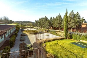 Property grounds - Elegant and spacious two-storey villa of 156 m2 consisting of a large living room, kitchen complete with dishwasher, microwave oven, electric oven, coffee machine, kettle, fridge and freezer.Indoor and outdoor dining area, two double bedrooms with privat (Provincia di Siena)