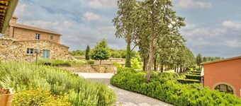 Elegant first floor apartment of 84 m2 composed of a large living room with fireplace, kitchen complete with dishwasher, microwave oven, electric oven, coffee machine, kettle, fridge and freezer.A double bedroom and a single bedroom, both with private ba