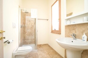 Een bad, een haardroger, een bidet, handdoeken