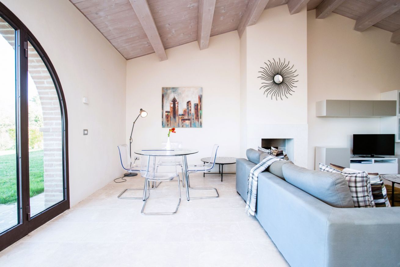 Ein modernes Wohnzimmer mit einer Couch, einem Fernseher und Kunstwerken an der Wand.
