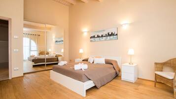 Ein modernes Schlafzimmer mit einem großen Bett, Nachttischen, einem Spiegel und einem Stadtbild.
