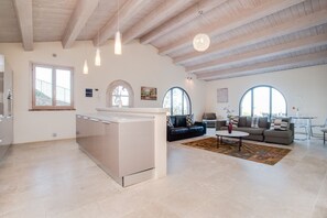 Interior - Elegant and spacious ground floor villa of 142 m2 located in a private area of ​​the estate suitable for those with mobility difficulties. Composed of a large living room with fireplace, kitchen complete with dishwasher, microwave, electric oven, mok (Trequanda)