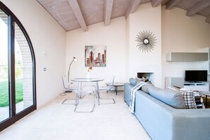 Fernseher, Kamin, DVD-Player