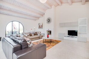 Fernseher, Kamin, DVD-Player