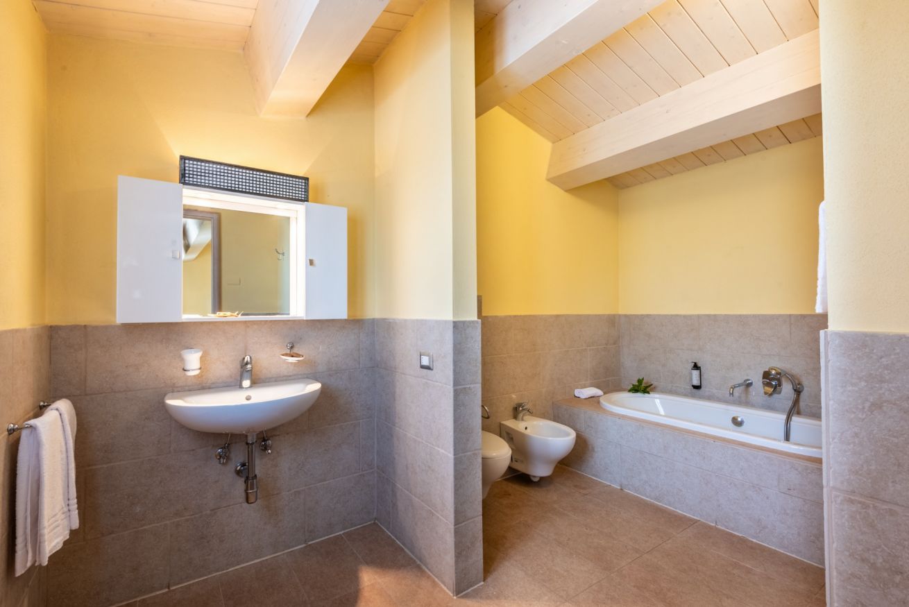 Une salle de bain moderne avec un lavabo, un bidet et une baignoire.