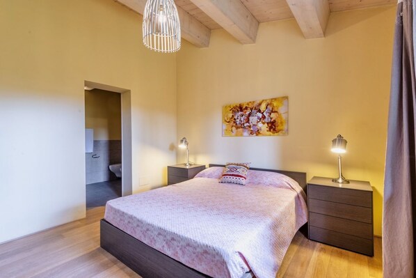 3 habitaciones, tabla de planchar con plancha, cuna de viaje y wifi 