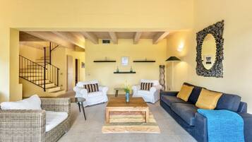 Fernseher, Kamin, DVD-Player