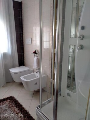 Dusche, Haartrockner, Bidet, Handtücher