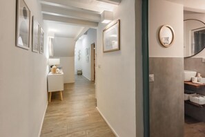 Douche, sèche-cheveux, serviettes fournies