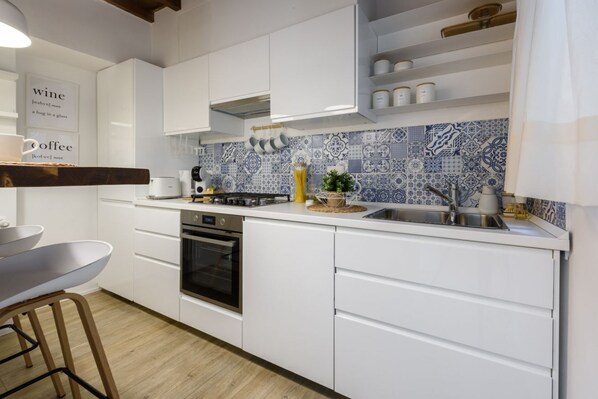 Geladeira, fogão, cooktop, lava-louças