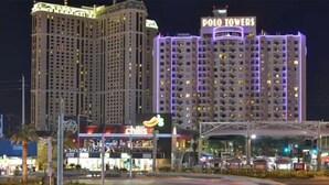 Un hôtel composé de plusieurs immeubles de grande hauteur, dont l’un porte l’inscription « POLO TOWERS ».