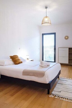 3 makuuhuonetta, työpöytä, silitysrauta/-lauta, internet