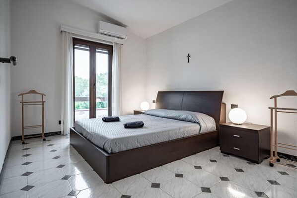 1 chambre, fer et planche à repasser