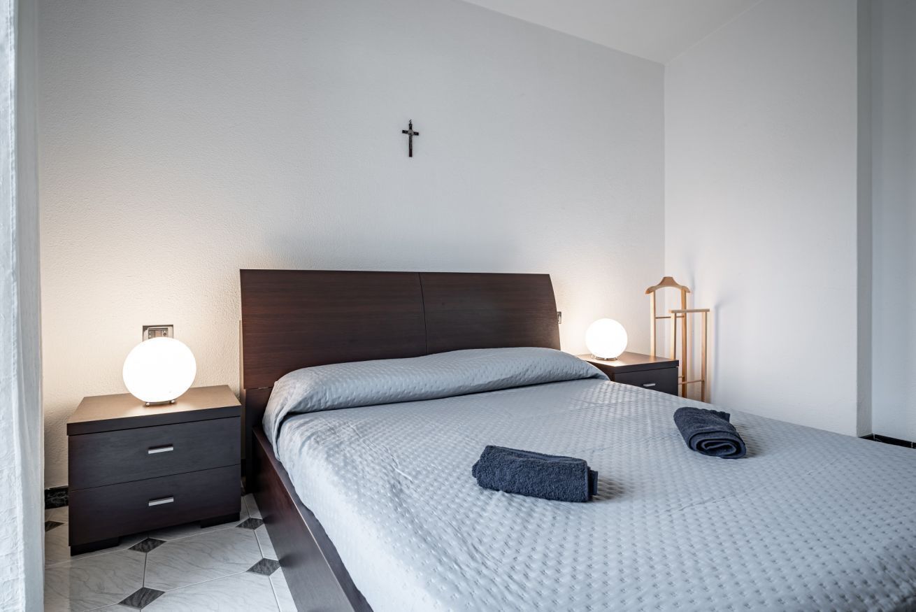 1 dormitorio y tabla de planchar con plancha