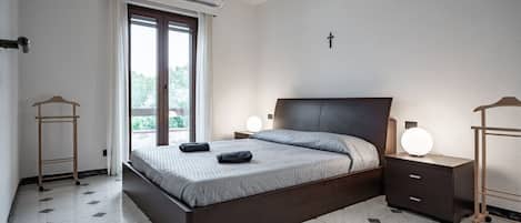 1 chambre, fer et planche Ă repasser