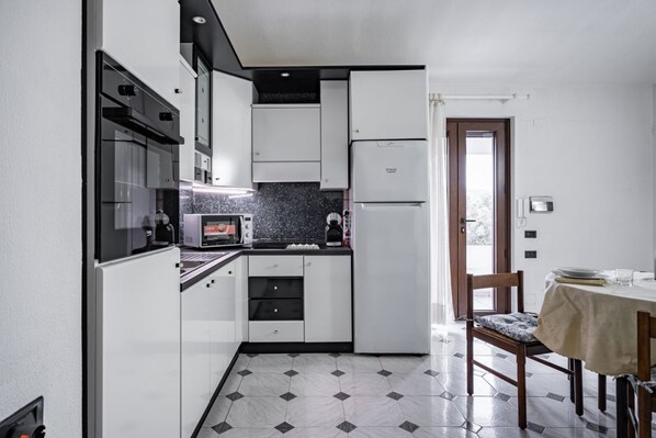 雪櫃、微波爐、焗爐、爐具