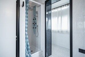 Douche, sèche-cheveux, bidet