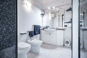 Dusche, Haartrockner, Bidet