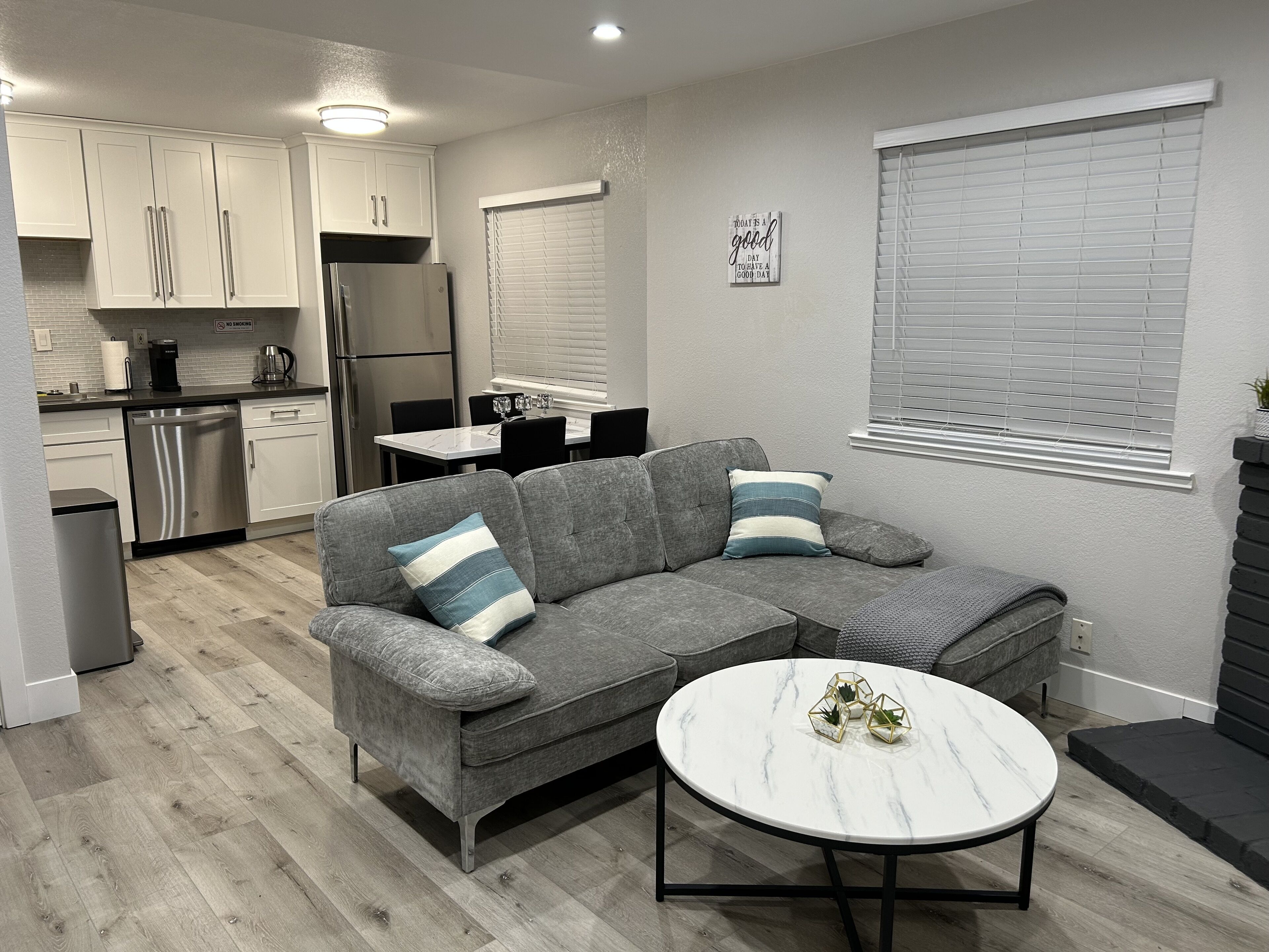 Newly renovated and fully furnished 1 Bedroom Apartment in Downtown Sacramento 
