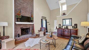 TV connectée, cheminée, livres