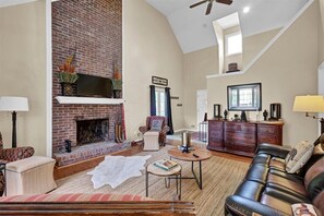 TV connectée, cheminée, livres