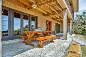 Outdoor dining - *New| Stunning Views| Sleeps 10 (Fredericksburg)