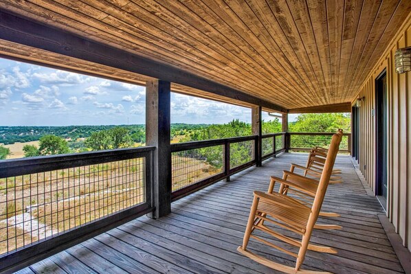 Terrace/patio - *New| Stunning Views| Sleeps 10 (Fredericksburg)