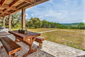 Outdoor dining - *New| Stunning Views| Sleeps 10 (Fredericksburg)