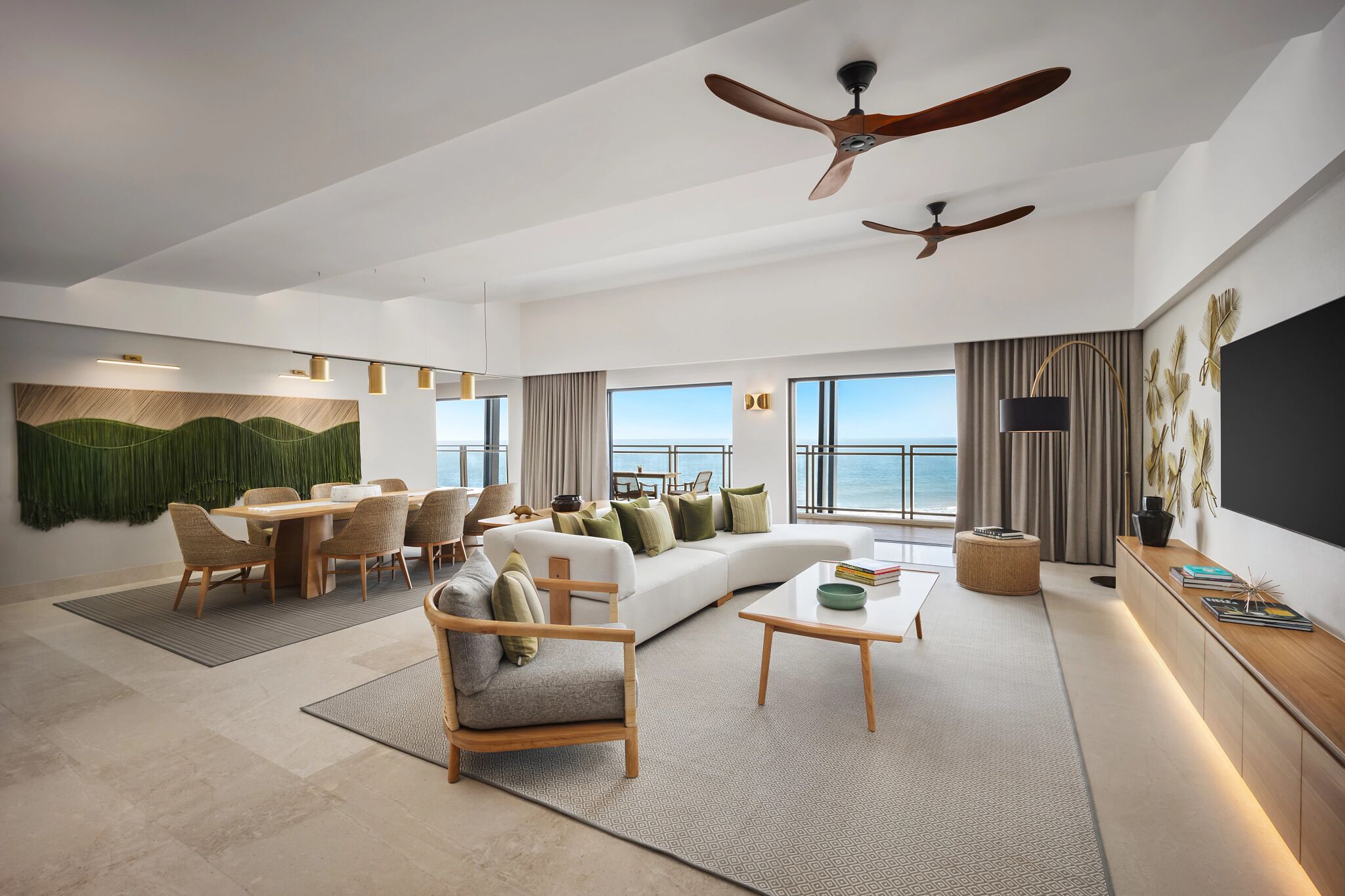 One Bedroom Presidential Suite Ocean Front | Bộ đồ giường cao cấp, minibar với thức uống miễn phí 