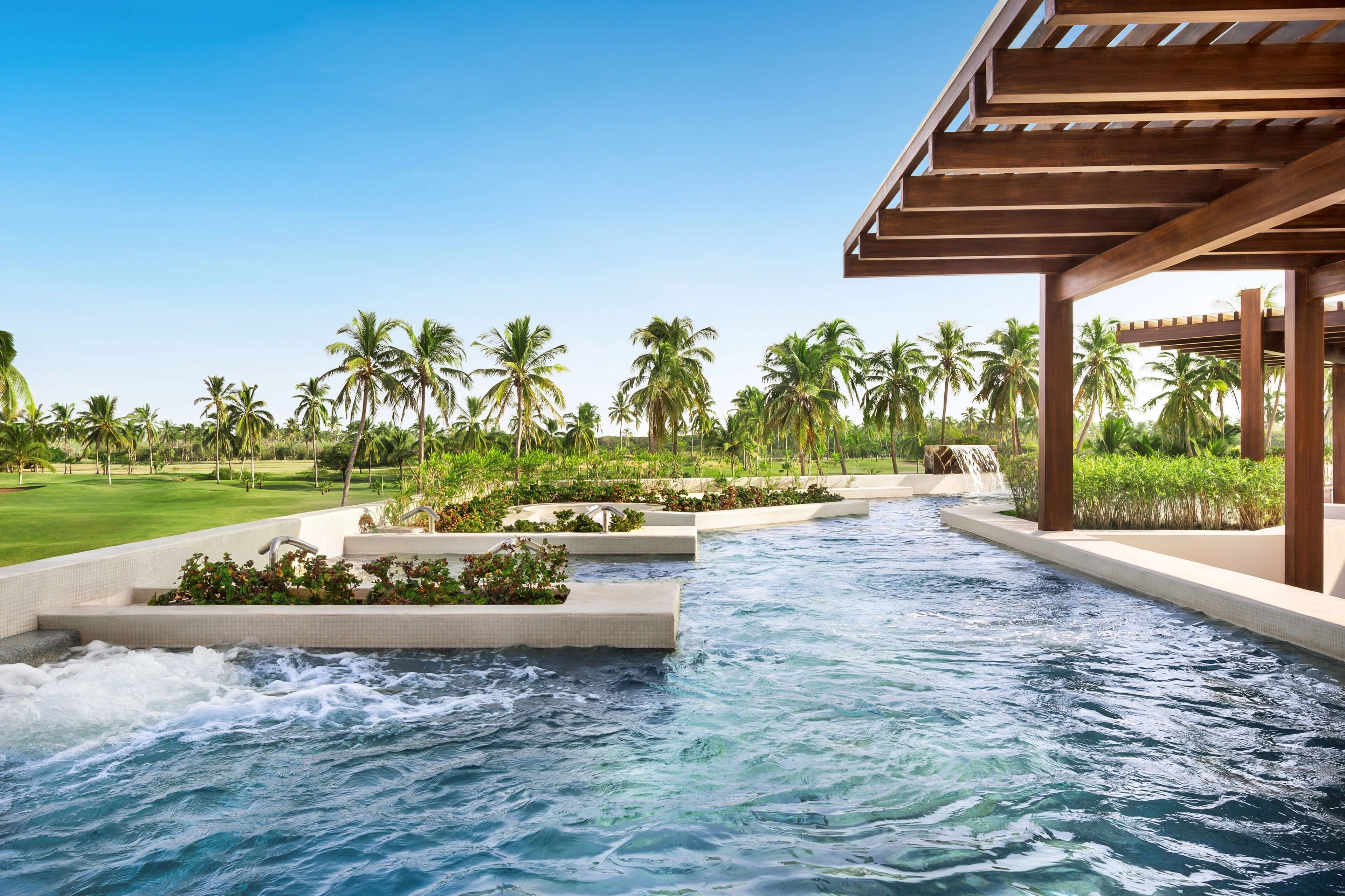 Salas de tratamiento para parejas, sauna y tina de hidromasaje 