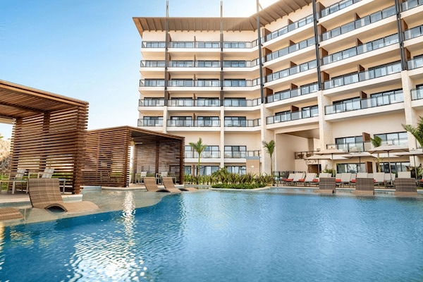 3 albercas al aire libre, sombrillas en la alberca y camastros