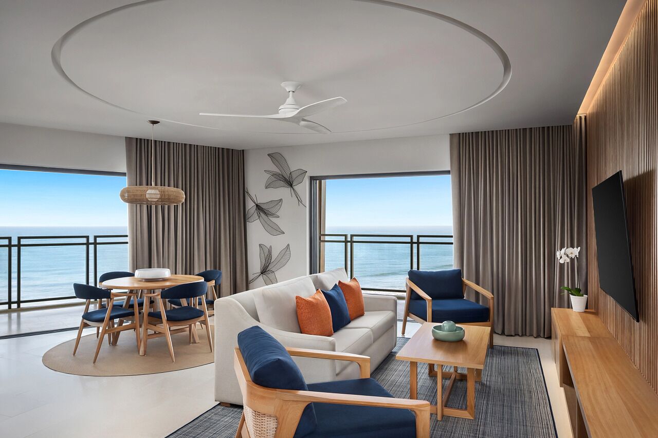 Preferred Club Master Suite Ocean Front King | 起居区 | 65-英寸LED 电视（配备数码频道）、乒乓球、书