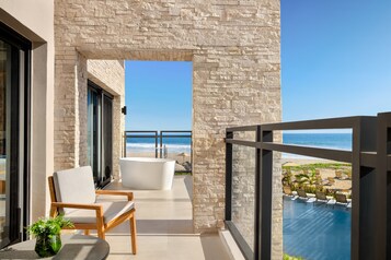 Preferred Club Premium Master Suite Ocean Front | Utsikt mot havet/stranden