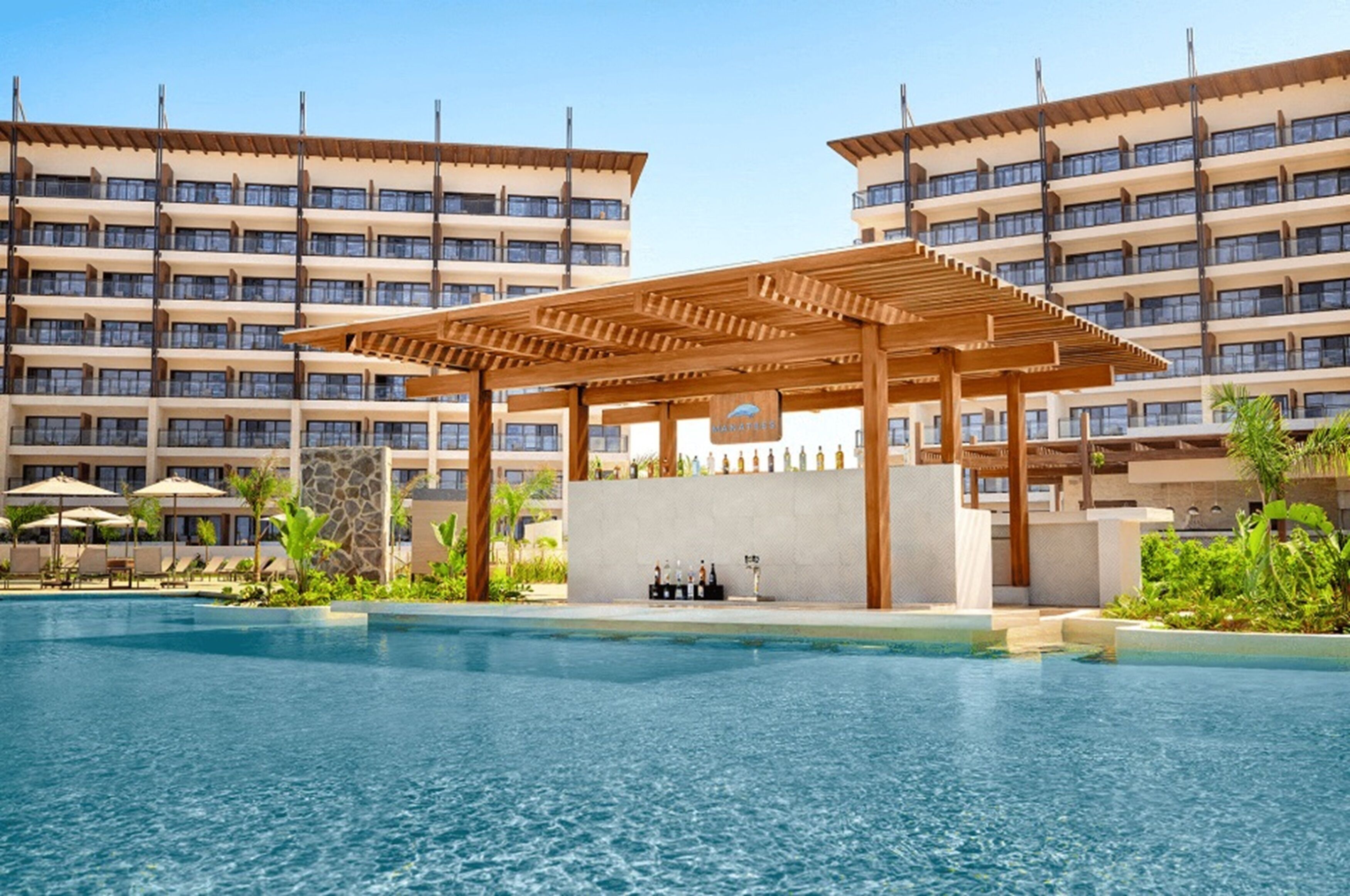 بار على حمام السباحة