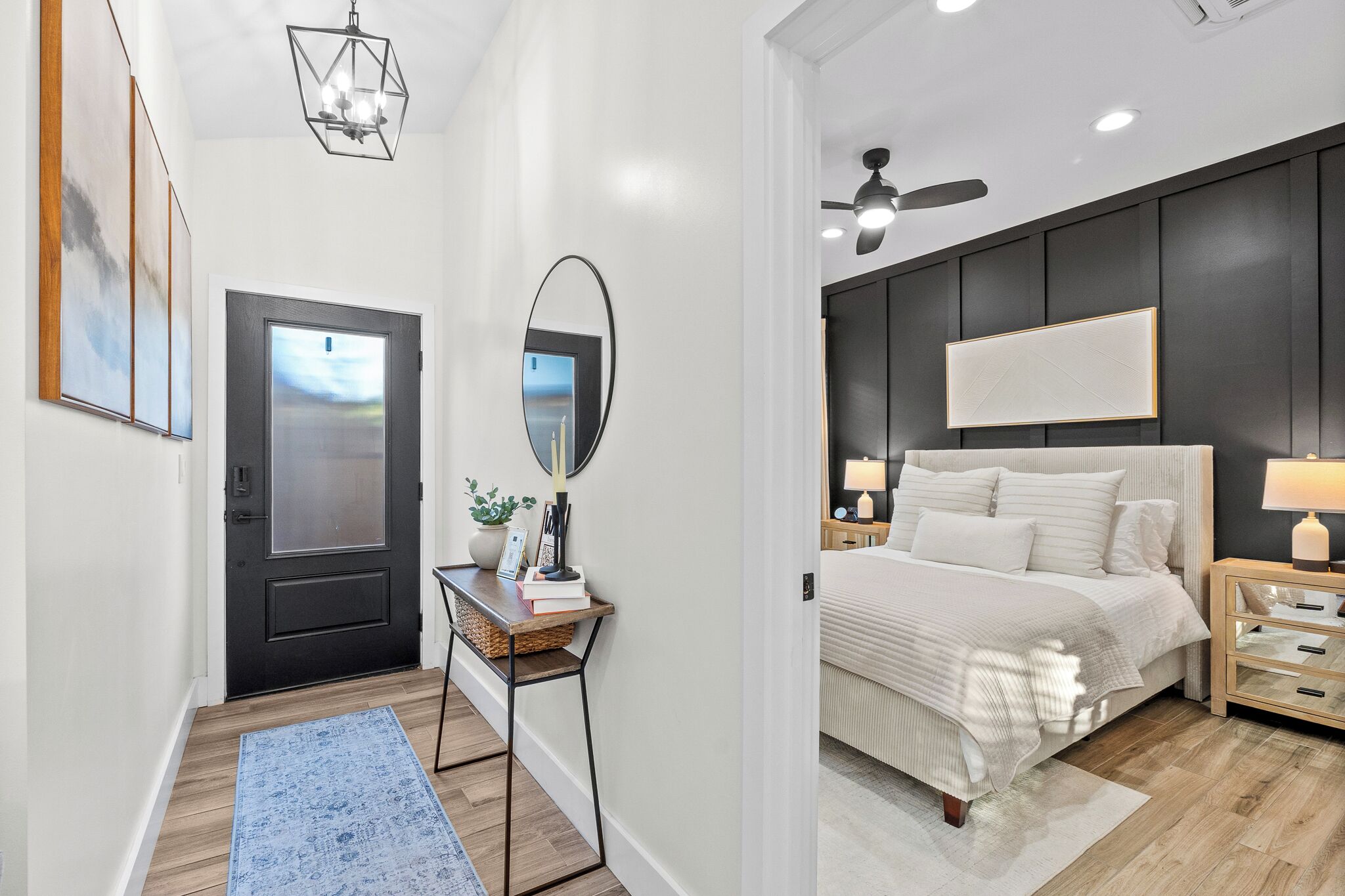 2 habitaciones, escritorio y tabla de planchar con plancha 