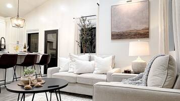 Una Smart TV, libros, una pantalla de ordenador