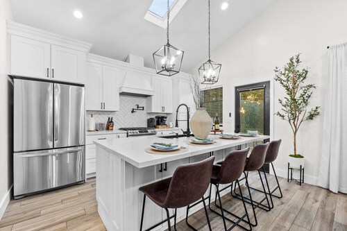 Modern 2-Bed Family Haven 🏡 Pet-Friendly + EV Charging 🐾⚡