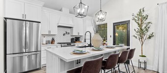 Modern 2-Bed Family Haven 🏡 Pet-Friendly + EV Charging 🐾⚡