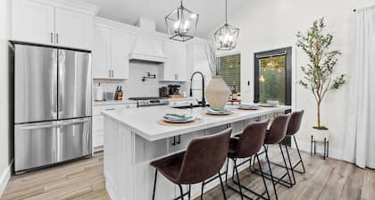 Modern 2-Bed Family Haven 🏡 Pet-Friendly + EV Charging 🐾⚡