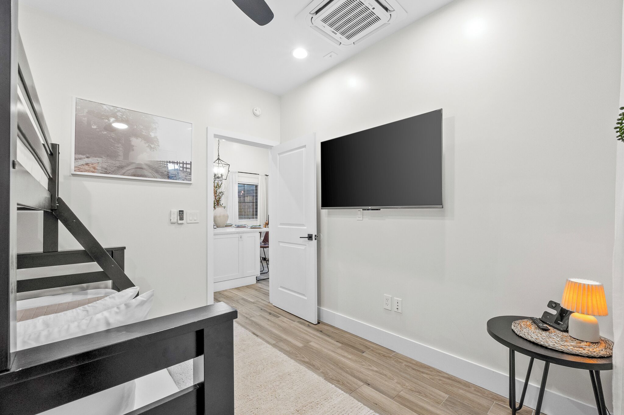 2 quartos, escrivaninha, ferros/tábuas de passar roupa, berço de viagem