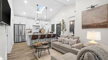 Smart TV, libros y monitor de computadora