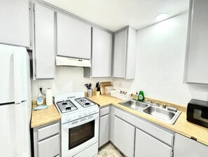 Kjøleskap, mikrobølgeovn, ovn og kokeplater